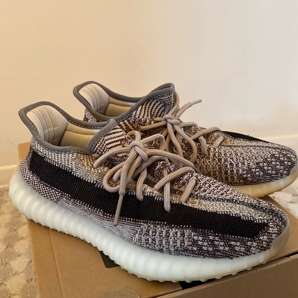 Yeezy zyon sneakers comes with box